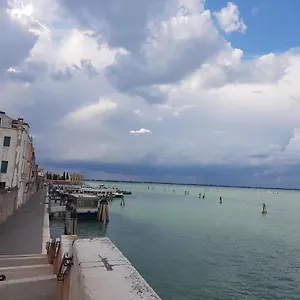 https://golden-place.hotelslidodijesolo.com